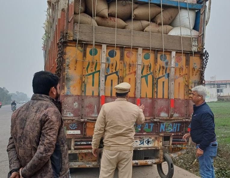 महराजगंज में ब्लैक स्पॉट चिन्हित कर सुधार के निर्देश; पुलिस की मौजूदगी में चला सड़क सुरक्षा अभियान