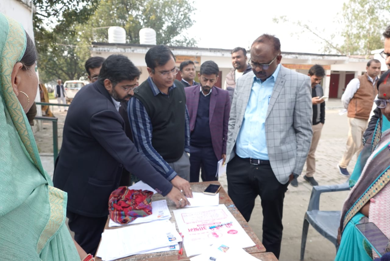 लखिमा में एसआईआर और फॉर्मर रजिस्ट्री की डीएम ने की सख्त समीक्षा, डिजिटाइजेशन पर फटकार