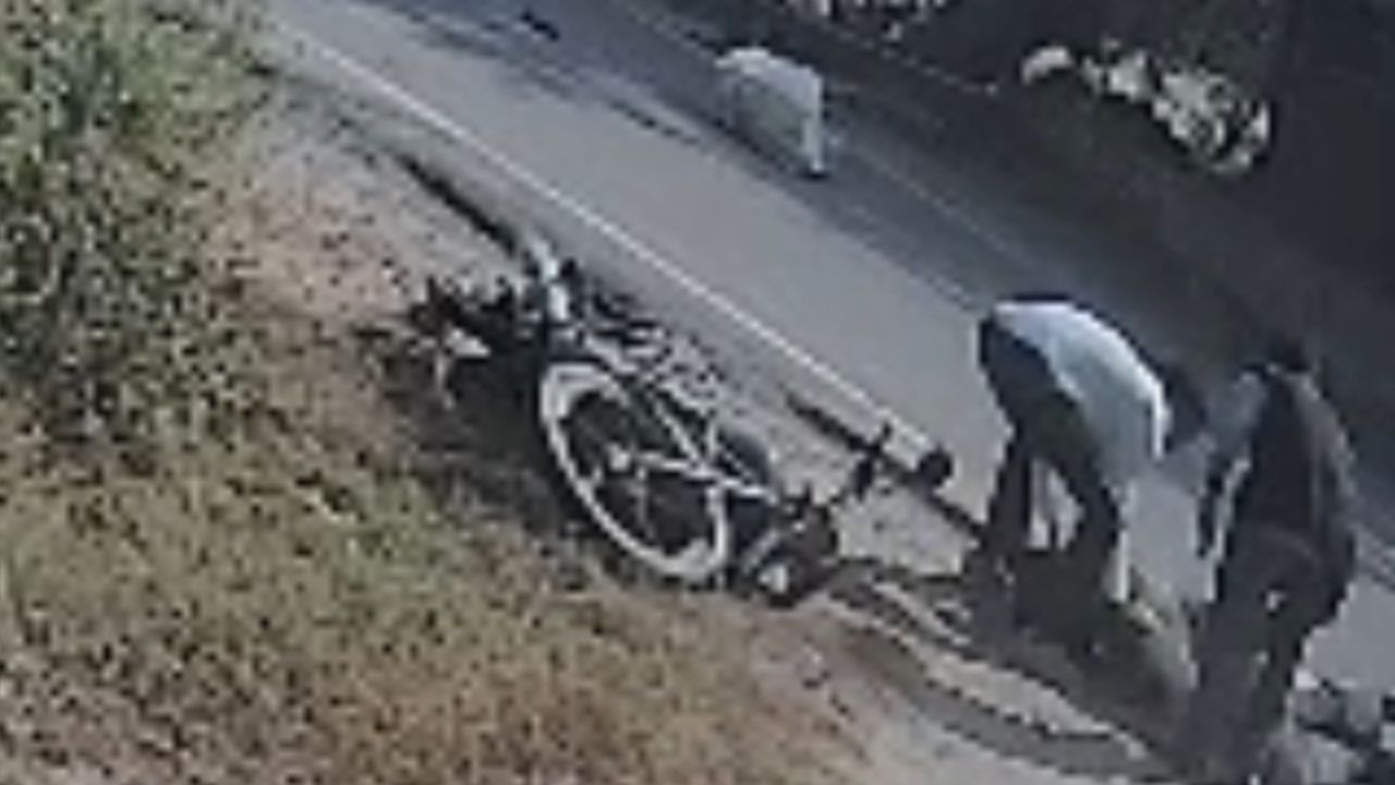 Mainpuri News: तेज रफ्तार ट्रैक्टर ने बाइक सवारों को मारी टक्कर, CCTV में कैद हुआ हादसा