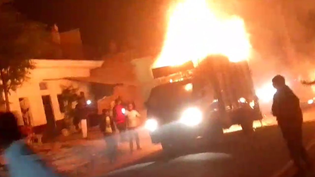 Chandauli News: शॉर्ट सर्किट की चिंगारी से डिलीवरी वैन बना आग का गोला, मचा हड़कंप