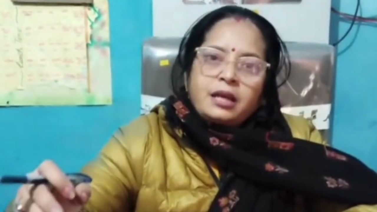 Video: विद्यालय में अनुशासन पर सवाल, बच्चों के सामने शिक्षकों की बहस बनी चर्चा का विषय; देखें पूरी वीडियो