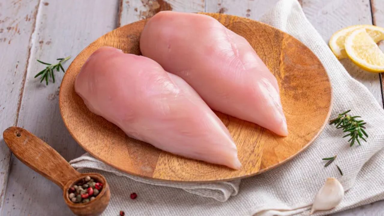 चिकन ब्रेस्ट, टर्की और फिश जैसे प्रोटीन सोर्स शरीर को अंदर से मजबूत बनाते हैं। ये थकान कम करने और एनर्जी बनाए रखने में मदद करते हैं। (img source: google) चिकन ब्रेस्ट, टर्की और फिश जैसे प्रोटीन सोर्स शरीर को अंदर से मजबूत बनाते हैं। ये थकान कम करने और एनर्जी बनाए रखने में मदद करते हैं। (img source: google)