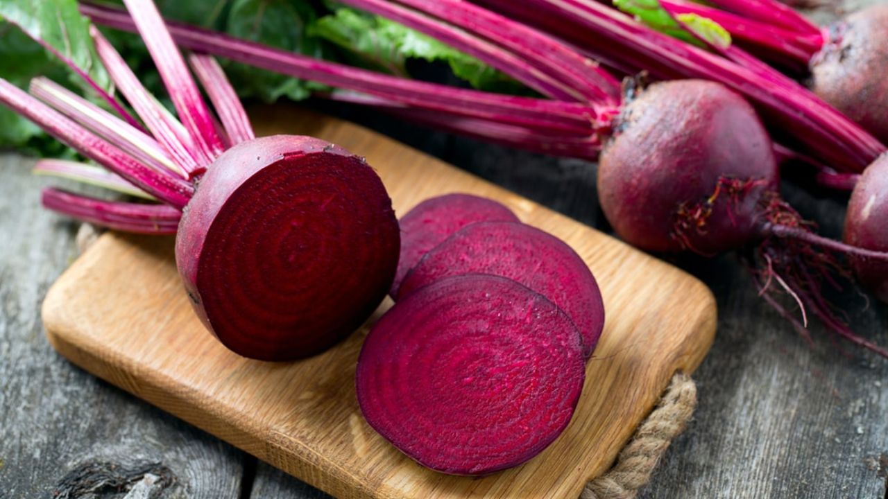 चुकंदर में मौजूद बीटालेन्स लिवर की सफाई के लिए बेहद फायदेमंद होते हैं। यह लिवर में जमा टॉक्सिन्स को बाहर निकालते हैं और उसकी कार्य क्षमता को बढ़ाते हैं। चुकंदर विटामिन-सी और फाइबर का भी महत्वपूर्ण स्रोत है, जो लिवर को मजबूत बनाता है। इसे सलाद या जूस के रूप में सेवन किया जा सकता है। (Img: Google) चुकंदर में मौजूद बीटालेन्स लिवर की सफाई के लिए बेहद फायदेमंद होते हैं। यह लिवर में जमा टॉक्सिन्स को बाहर निकालते हैं और उसकी कार्य क्षमता को बढ़ाते हैं। चुकंदर विटामिन-सी और फाइबर का भी महत्वपूर्ण स्रोत है, जो लिवर को मजबूत बनाता है। इसे सलाद या जूस के रूप में सेवन किया जा सकता है। (Img: Google)