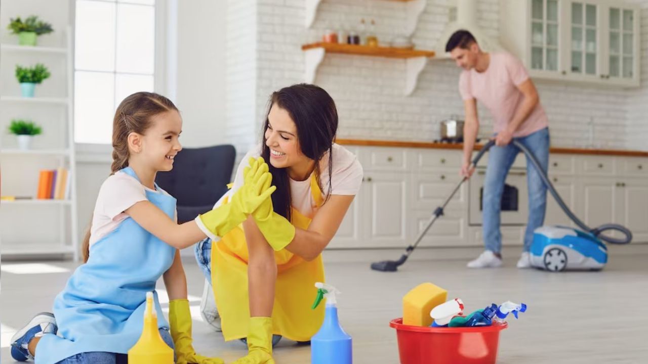 सिर्फ झाड़ू-पोंछा नहीं, वीकेंड पर अपनाएं ये सफाई टिप्स