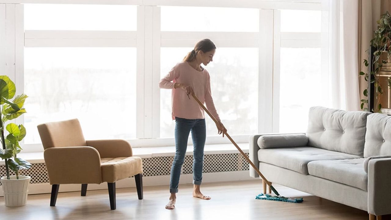 सबसे पहले लिविंग रूम या बेडरूम से सफाई शुरू करें। छत, कोनों, पंखे और लाइट की धूल हटाएं। छोटे कोनों और पर्दों के लिए वैक्यूम क्लीनर का इस्तेमाल करें। (फोटो सोर्स- इंटरनेट) सबसे पहले लिविंग रूम या बेडरूम से सफाई शुरू करें। छत, कोनों, पंखे और लाइट की धूल हटाएं। छोटे कोनों और पर्दों के लिए वैक्यूम क्लीनर का इस्तेमाल करें। (फोटो सोर्स- इंटरनेट)