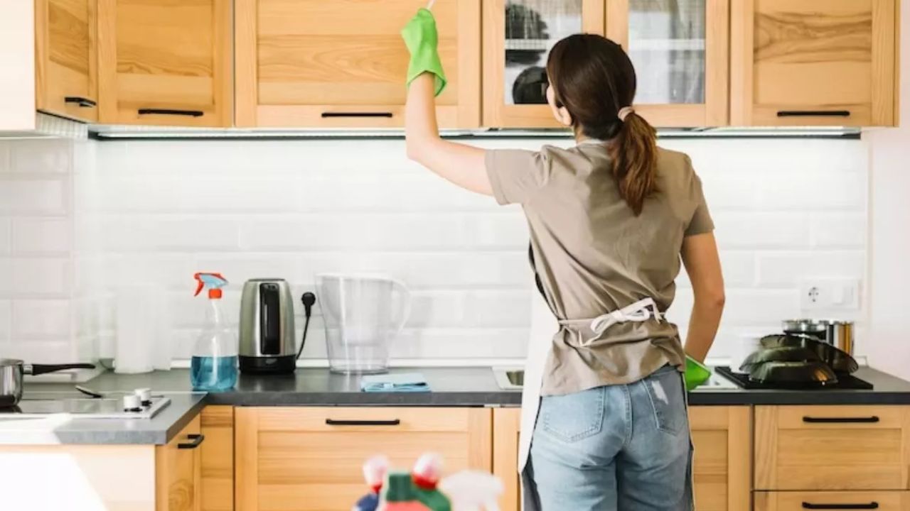 किचन की सफाई बहुत जरूरी है। अलमारी, प्लेटफॉर्म, गैस चूल्हा और सिंक को अच्छे से साफ करें। बर्तन और रैक धोकर सुखाएं। रोज छूने वाली सतहों जैसे हैंडल, स्विच और नल को जरूर पोंछें। (फोटो सोर्स- इंटरनेट) किचन की सफाई बहुत जरूरी है। अलमारी, प्लेटफॉर्म, गैस चूल्हा और सिंक को अच्छे से साफ करें। बर्तन और रैक धोकर सुखाएं। रोज छूने वाली सतहों जैसे हैंडल, स्विच और नल को जरूर पोंछें। (फोटो सोर्स- इंटरनेट)