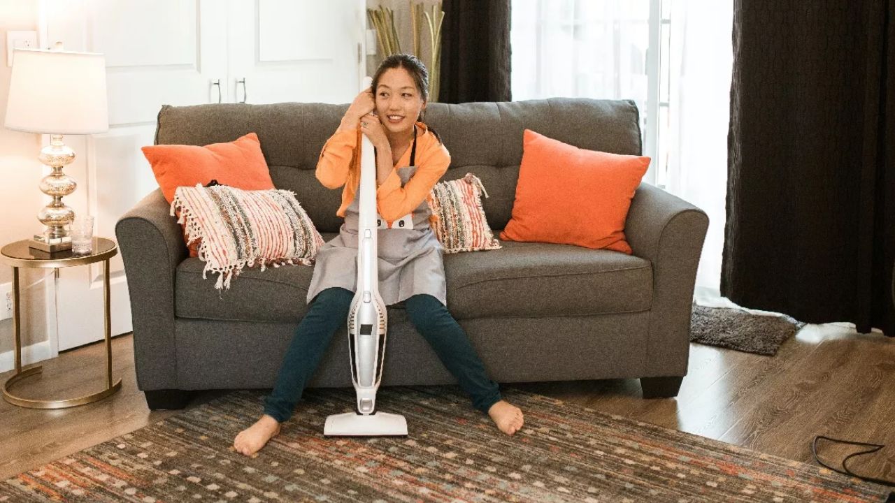 फर्श की डीप क्लीनिंग के लिए वैक्यूम और वाइपर का इस्तेमाल करें। कपड़े, पर्दे, बेडशीट और कुशन कवर धोकर सुखाएं। सोफे और मैट को वैक्यूम करें। यह घर को चमकदार और एलर्जी-मुक्त बनाता है। (फोटो सोर्स- इंटरनेट) फर्श की डीप क्लीनिंग के लिए वैक्यूम और वाइपर का इस्तेमाल करें। कपड़े, पर्दे, बेडशीट और कुशन कवर धोकर सुखाएं। सोफे और मैट को वैक्यूम करें। यह घर को चमकदार और एलर्जी-मुक्त बनाता है। (फोटो सोर्स- इंटरनेट)