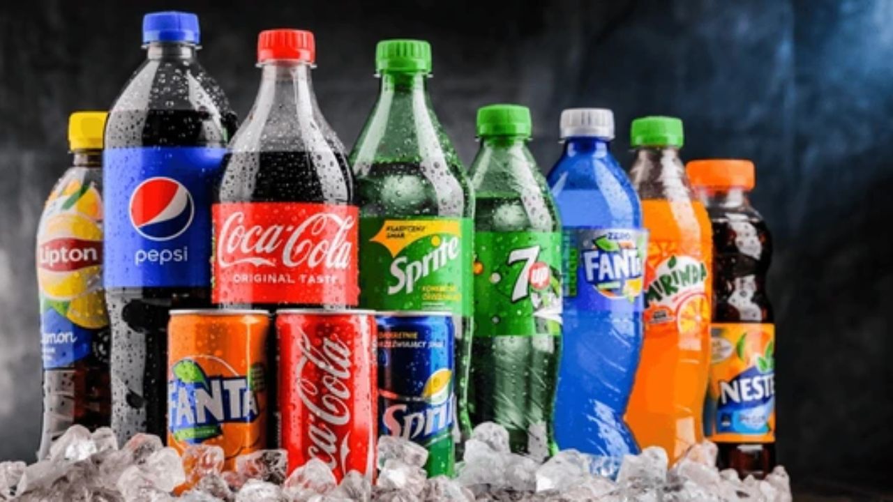 सबसे पहले मीठे पेय जैसे सोडा, कोल्ड ड्रिंक और पैकेज्ड जूस तुरंत बंद करें। इनमें मौजूद हाई शुगर ब्लड ग्लूकोज को तेजी से बढ़ाते हैं। (Img Source: Google) सबसे पहले मीठे पेय जैसे सोडा, कोल्ड ड्रिंक और पैकेज्ड जूस तुरंत बंद करें। इनमें मौजूद हाई शुगर ब्लड ग्लूकोज को तेजी से बढ़ाते हैं। (Img Source: Google)