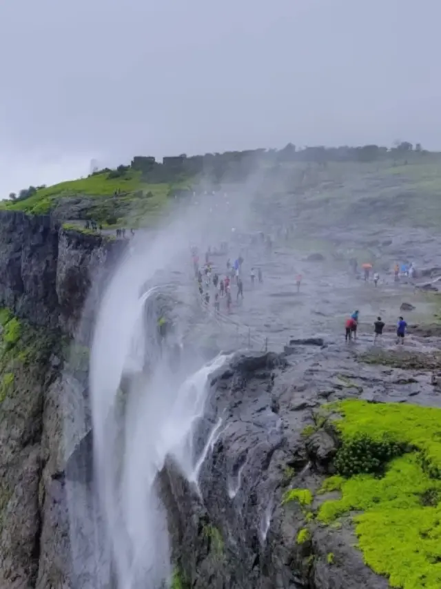 यहां बहता है उल्टा झरना, जिसे देख पर्यटक रह जाते हैं दंग