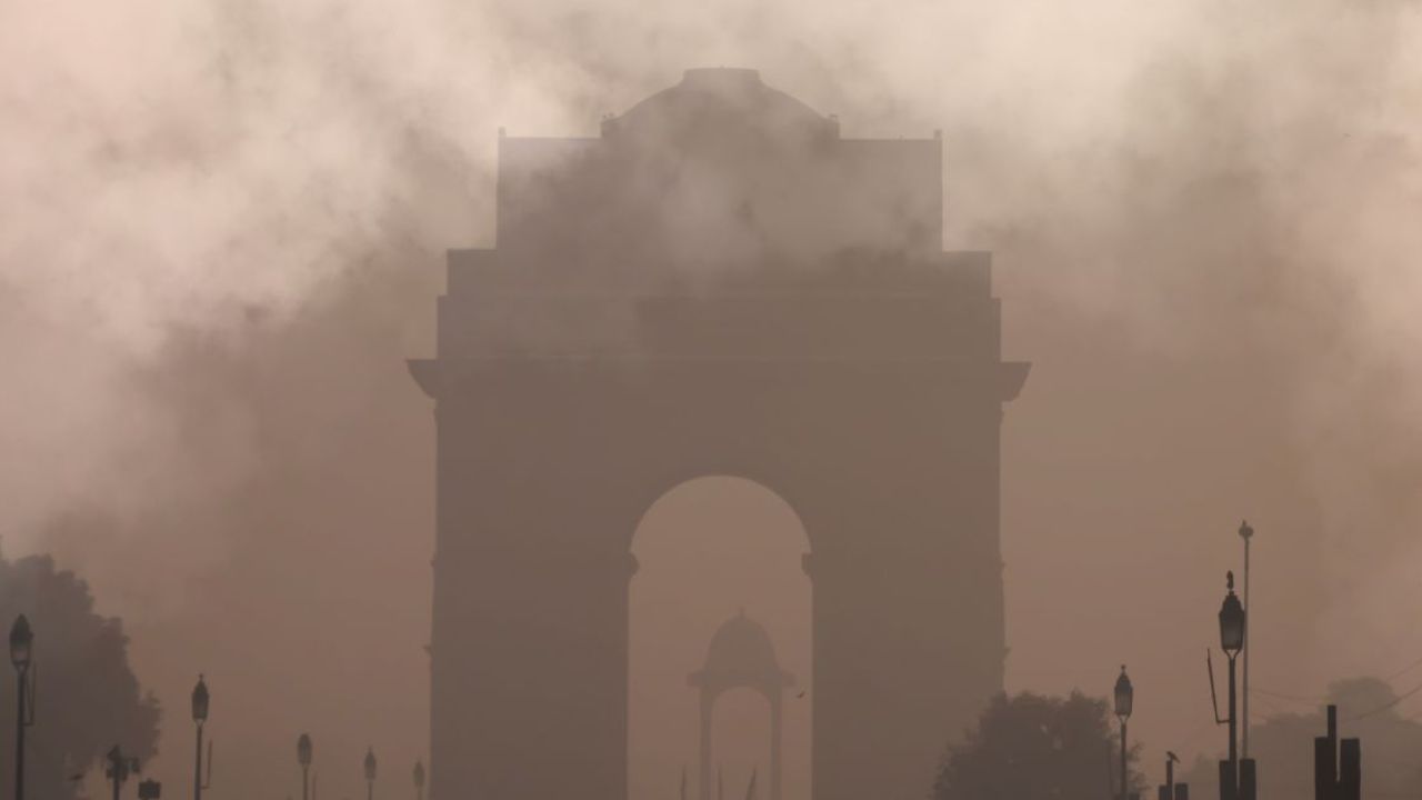 दिल्ली के प्रदूषण ने तोड़ा 8 साल का रिकॉर्ड, सांस लेना हुआ मुश्किल