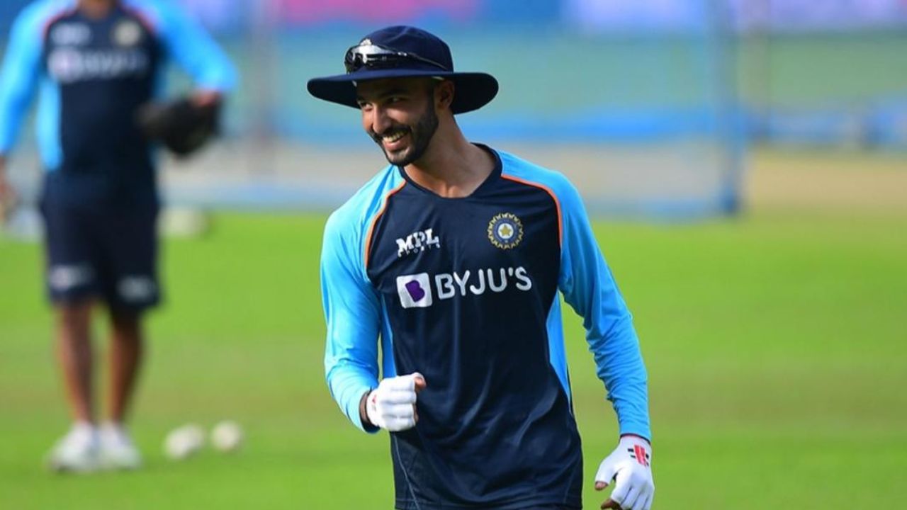 विजय हजारे ट्रॉफी 2025-26 के चौथे राउंड में एक और बल्लेबाज़ ने सुर्खियां बटोरीं। कर्नाटक के ओपनर देवदत्त पडिक्कल ने पुडुचेरी के खिलाफ अहमदाबाद के एडीएसए रेलवे क्रिकेट ग्राउंड में शानदार शतक लगाया। पडिक्कल ने 116 गेंदों में 113 रन बनाए, जिसमें 10 चौके और 4 छक्के शामिल थे। यह टूर्नामेंट में उनका चौथे मैच में तीसरा शतक रहा। (Image: Internet)