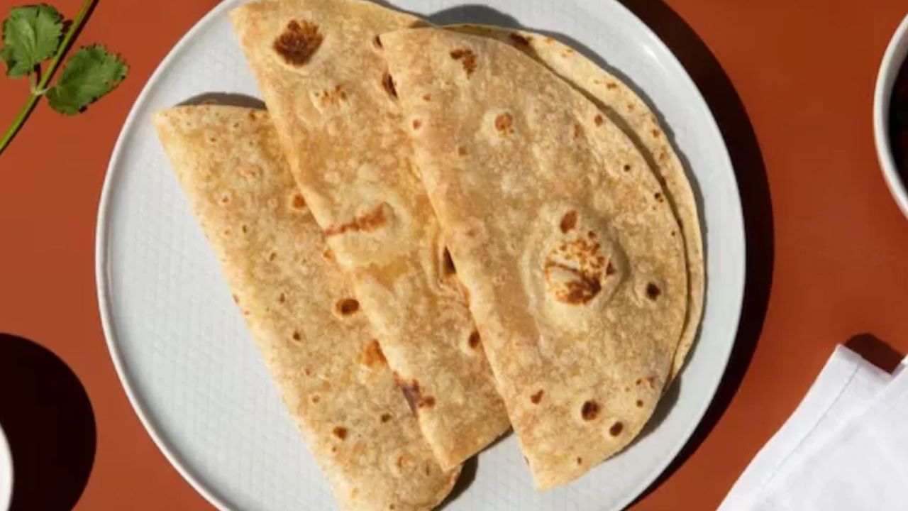 रोटी में फाइबर भरपूर होता है, जो पाचन में मदद करता है और कब्ज से राहत देता है। यह पेट को लंबे समय तक भरा रखती है, जिससे वजन नियंत्रण में रहता है। रोटी में आयरन, जिंक और बी-विटामिन शामिल होते हैं, जो पाचन स्वास्थ्य के लिए फायदेमंद हैं। इसका ग्लाइसेमिक इंडेक्स कम होता है, इसलिए डायबिटीज और वजन कम करने वालों के लिए रोटी एक बेहतर रात का विकल्प है।