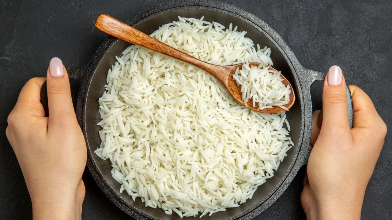 चावल हल्का और जल्दी पचने वाला भोजन है, खासकर उन लोगों के लिए जो देर रात भारी खाना नहीं चाहते। इसमें कार्बोहाइड्रेट अच्छी मात्रा में होता है, जो थके शरीर को तुरंत ऊर्जा देता है। वर्कआउट करने वालों के लिए चावल में मौजूद थोड़ी मात्रा का प्रोटीन मांसपेशियों की रिकवरी में मदद करता है। साथ ही इसका हाई ग्लाइसेमिक इंडेक्स कई लोगों को रात में बेहतर नींद लाने में भी सहायक होता है।