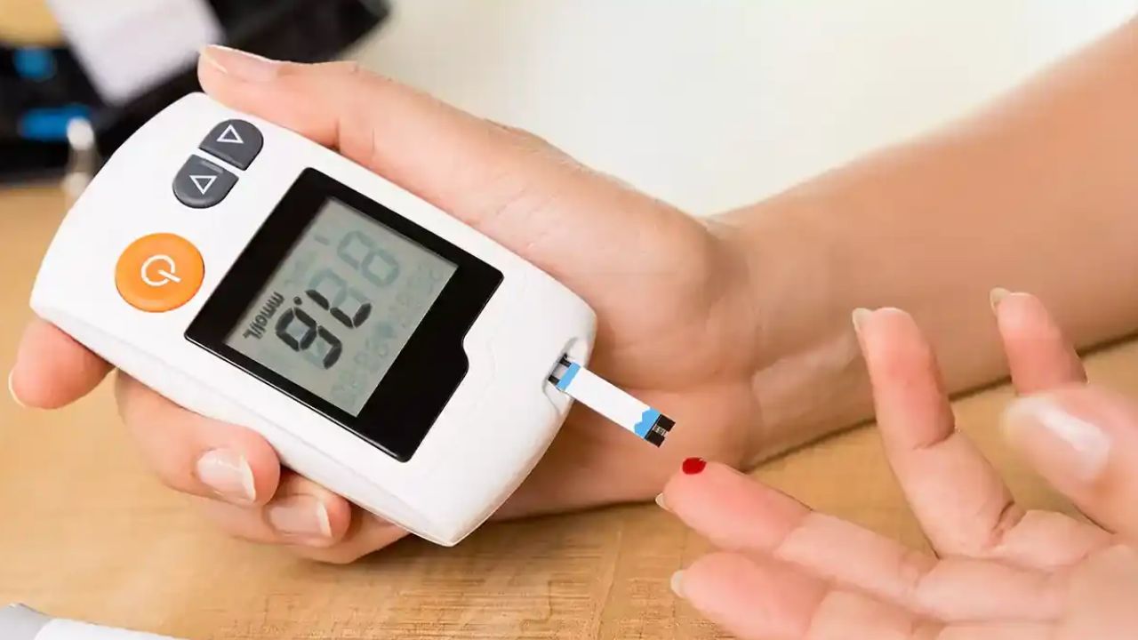 अगर आपका लक्ष्य वजन कम करना है या ब्लड शुगर नियंत्रित रखना है, तो रात में रोटी खाना ज्यादा फायदेमंद है। फाइबरयुक्त रोटी देर तक भूख नहीं लगने देती। वहीं, जिन लोगों को पाचन की समस्या है या हल्का रात का भोजन पसंद है, उन्हें चावल खाना बेहतर लगेगा। डायबिटीज के रोगियों के लिए रोटी सुरक्षित विकल्प है, जबकि चावल का सेवन ब्लड शुगर को अचानक बढ़ा सकता है।