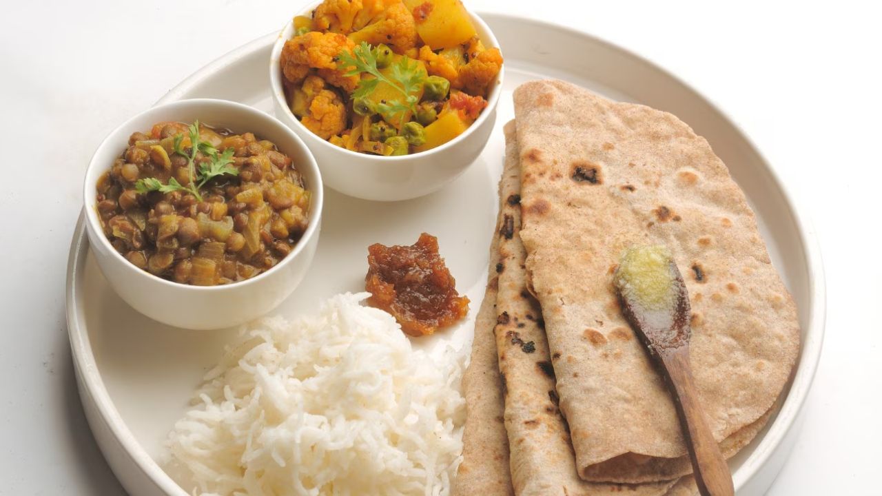 भारतीय थाली में रोटी और चावल दोनों महत्वपूर्ण हैं, लेकिन रात में कौन-सा ज्यादा फायदेमंद है, इस पर लोगों के बीच काफी चर्चा रहती है। कई लोगों का मानना है कि चावल रात में सुस्ती लाता है और वजन बढ़ाता है, जबकि रोटी ज्यादा पौष्टिक और पेट भरने वाली मानी जाती है। इस भ्रम को दूर करने के लिए डाइटिशियन ने साफ किया कि चुनाव शरीर की ज़रूरत और पाचन क्षमता पर निर्भर होना चाहिए।