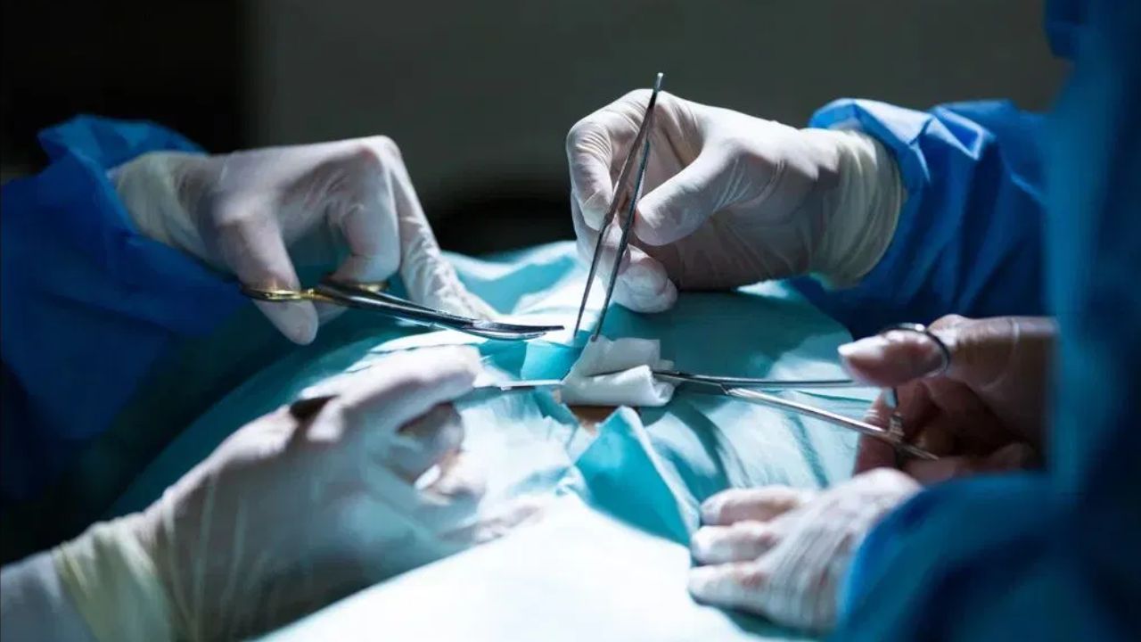 झोलाछाप डॉक्टर ने YouTube वीडियो देखकर किया ऑपरेशन, नसें काटने से हुई महिला की मौत; पढें पूरा मामला