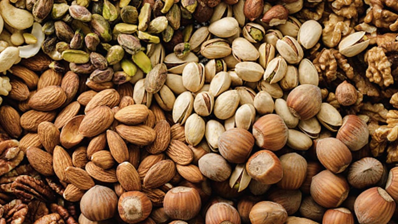 ड्राई फ्रूट्स में मौजूद फाइबर और हेल्दी फैट लंबे समय तक पेट भरा रखते हैं, जिससे ओवरईटिंग की समस्या कम होती है और वजन नियंत्रित रहता है। (Img: Google)
