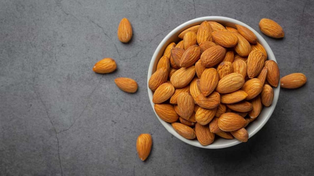 बादाम मैग्नीशियम, विटामिन E और प्लांट प्रोटीन से भरपूर है। शोध में पाया गया कि रोज़ 4-5 बादाम खाने से वजन घटाने की रफ्तार तेज होती है। (Img: Google)
