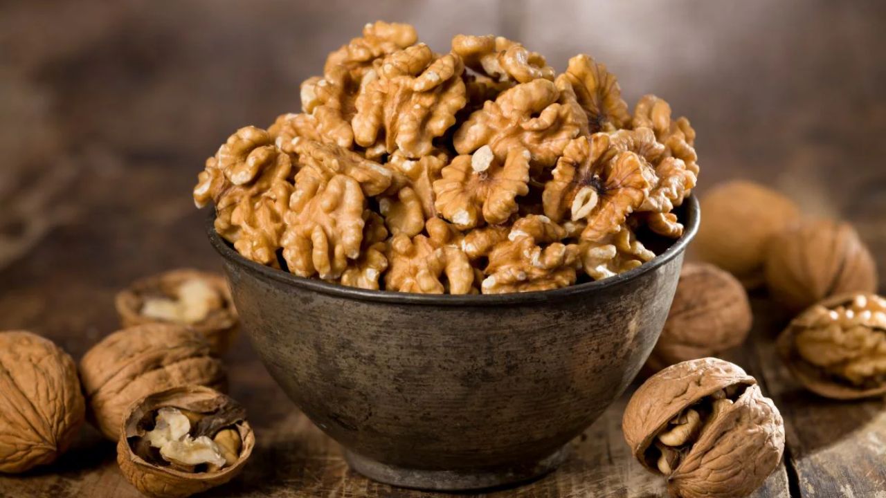 ओमेगा-3 फैटी एसिड से भरपूर अखरोट सूजन कम करता है और लंबे समय तक पेट भरा रखकर फैट बढ़ने से रोकता है। (Img: Google)