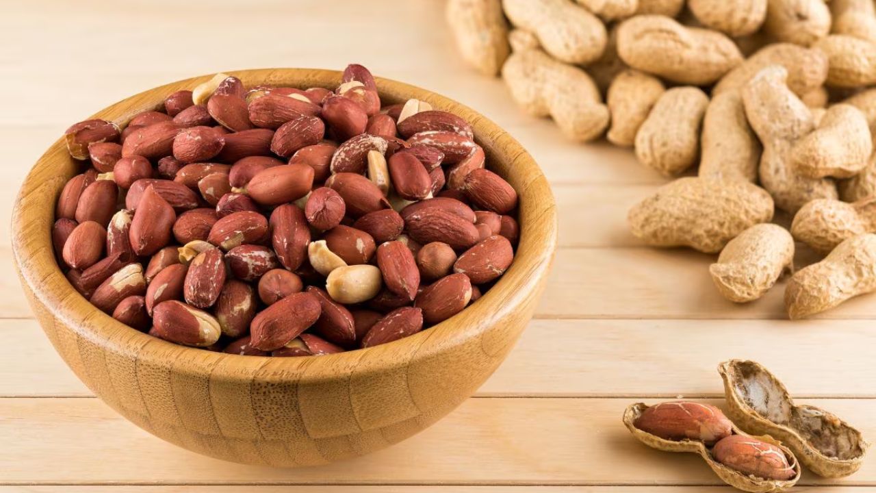 प्रोटीन व फाइबर से भरपूर मूंगफली ब्लड शुगर नियंत्रित करती है और भोजन से पहले 35 ग्राम मूंगफली खाने से वजन घटाने में मदद मिलती है। (Img: Google)