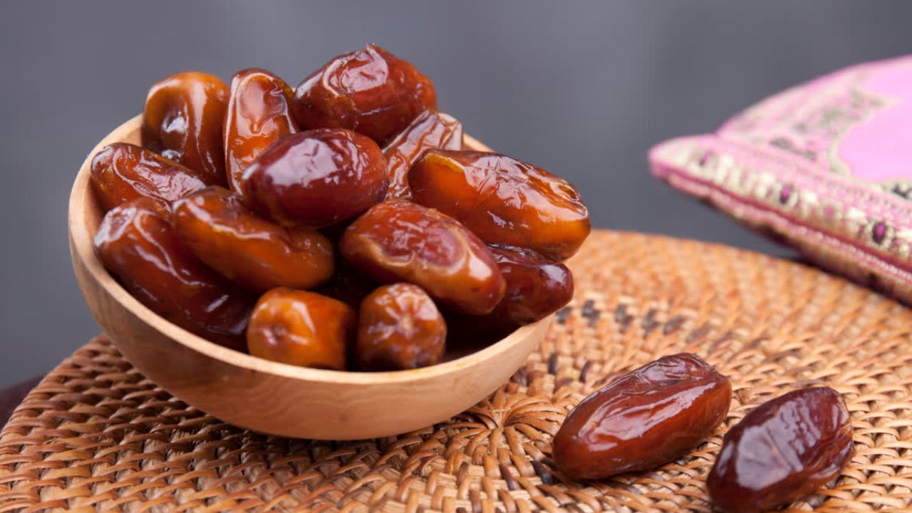 खजूर में फाइबर और एंटीऑक्सीडेंट भरपूर होते हैं। इसका लो GI (ग्लाइसेमिक इंडेक्स) इसे हेल्दी स्नैक बनाता है, जो वजन कम करने वालों के लिए बेहतर विकल्प है। (Img: Google)