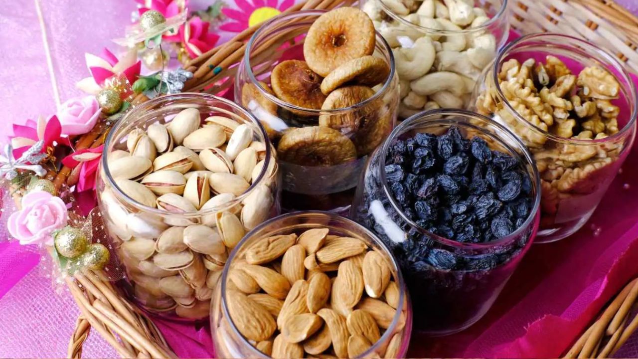 डाइट विशेषज्ञों के अनुसार ड्राई फ्रूट्स न सिर्फ वजन नियंत्रण में मदद करते हैं, बल्कि हृदय, ब्लड शुगर और मेटाबॉलिक हेल्थ को भी बेहतर बनाते हैं। (Img: Google)