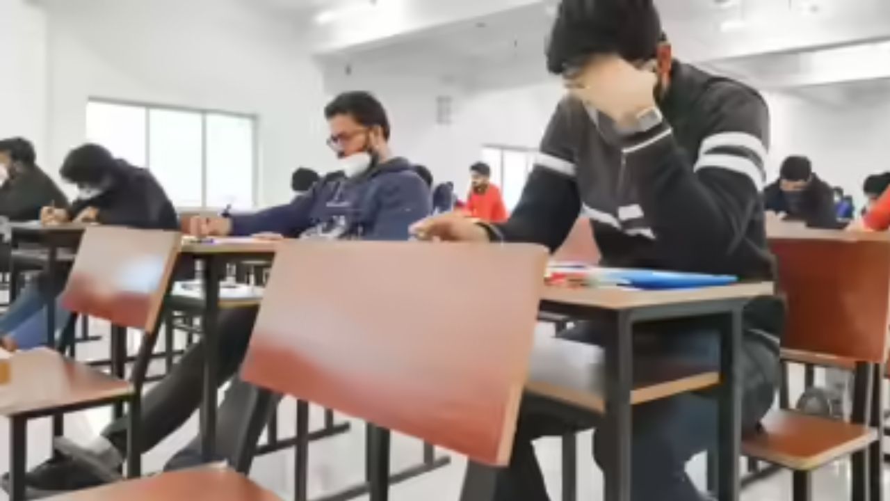 मेरठ में एग्जाम देने तमंचा लेकर पहुंचा स्टूडेंट, पुलिस ने पकड़ा तो कहा- मैं मजबूर हूं साहब