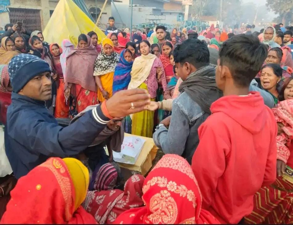 कर्नाटक में करंट लगने से दो युवकों की मौत, महराजगंज शव पहुंचते ही बरवा खुर्द में चीखपुकार