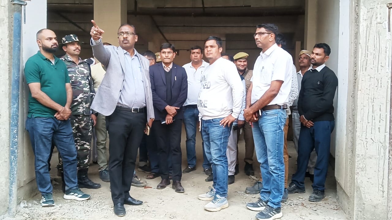 अचानक डीएम पहुंचे भारत नेपाल बार्डर के अंतर्राष्ट्रीय चेक पोस्ट पर, जानिए किस जेई को दी शख्त हिदायत