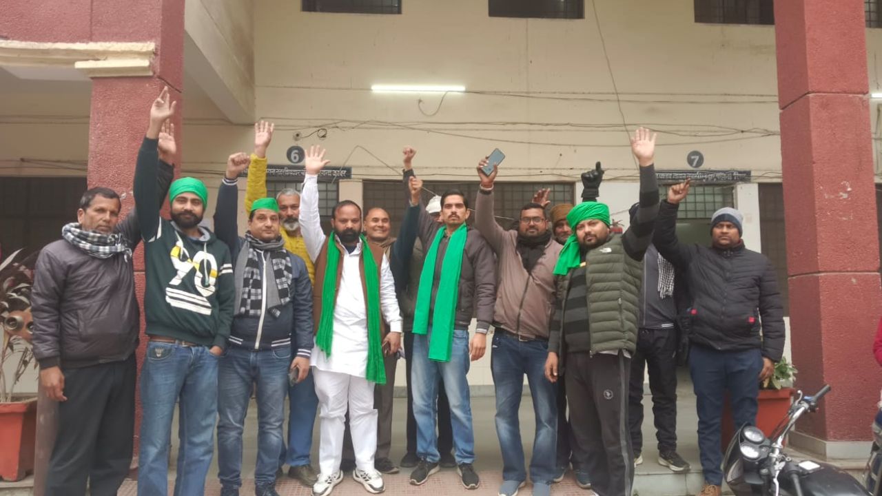 बरेली: गन्ना भुगतान को लेकर बहेड़ी में हलचल, एसडीएम कार्यालय के बाहर धरना