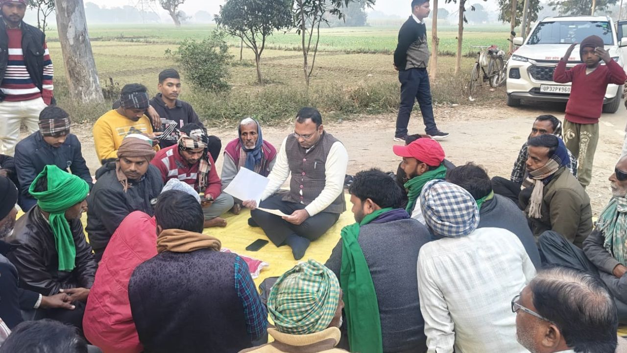 फतेहपुर में किसानों का हल्लाबोल, पूरी सड़क की मांग पर अड़े, बोले- धरना जारी रहेगा