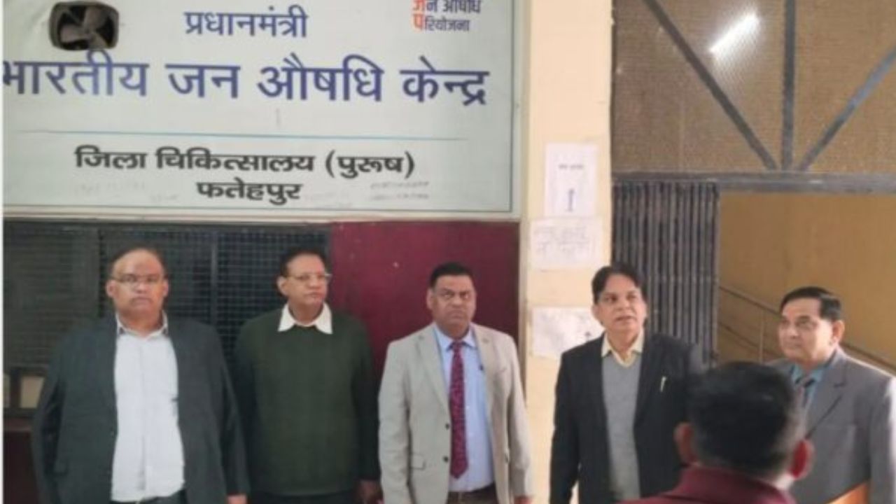 फतेहपुर जिला अस्पताल में NMC का सख्त एक्शन, औचक निरीक्षण के दौरान टीम ने खुद कराया रक्त परीक्षण