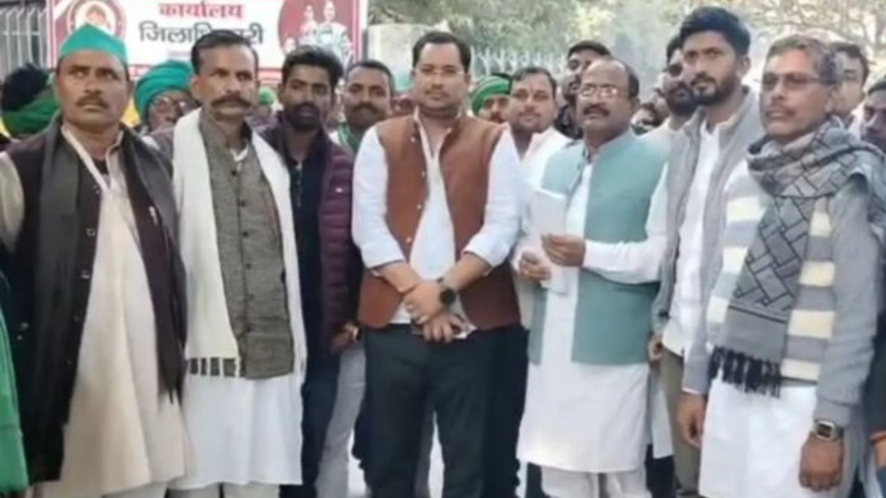 भारतीय किसान यूनियन ने फतेहपुर डीएम को सौंपा ज्ञापन, मांग पूरी नहीं हुई तो होगा आंदोलन