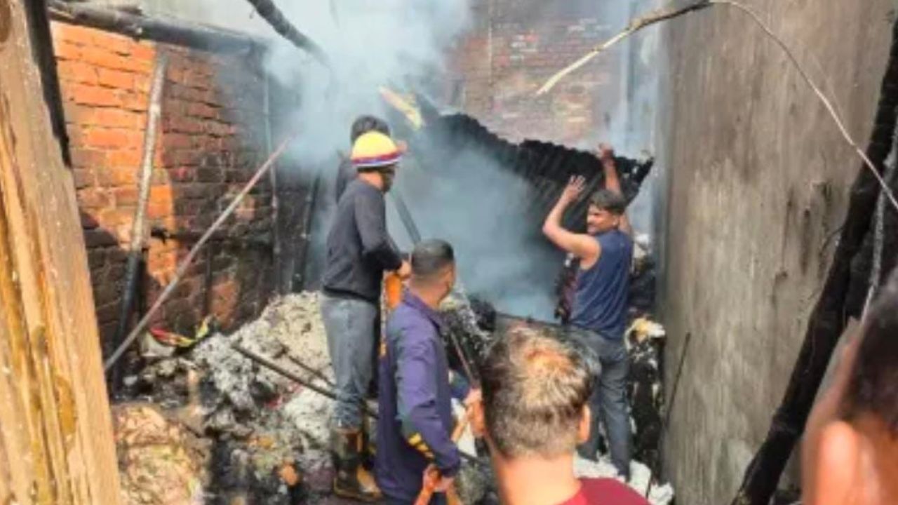 बरेली: रुई की दुकान में आग लगने से मचा हड़कम, दो दुकानें मिनटों में खाक