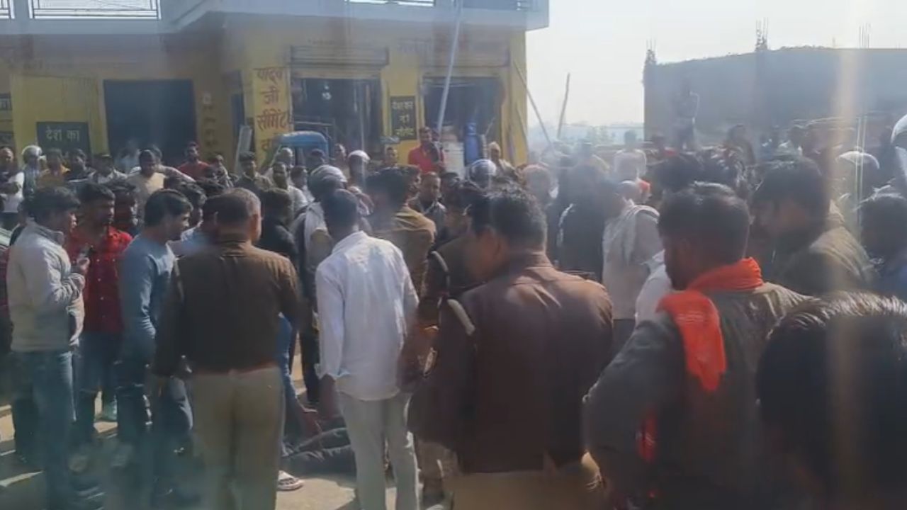 नाबालिग चालक की लापरवाही बनी मौत का कारण, ट्रैक्टर ने दो युवकों को कुचला; एक की मौत