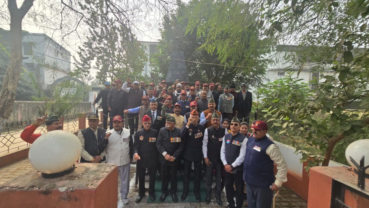 विजय दिवस 2025: गोरखपुर में शहीदों को श्रद्धांजलि, 1971 युद्ध के वीरों ने सुनाए शौर्यगाथा के अमर किस्से