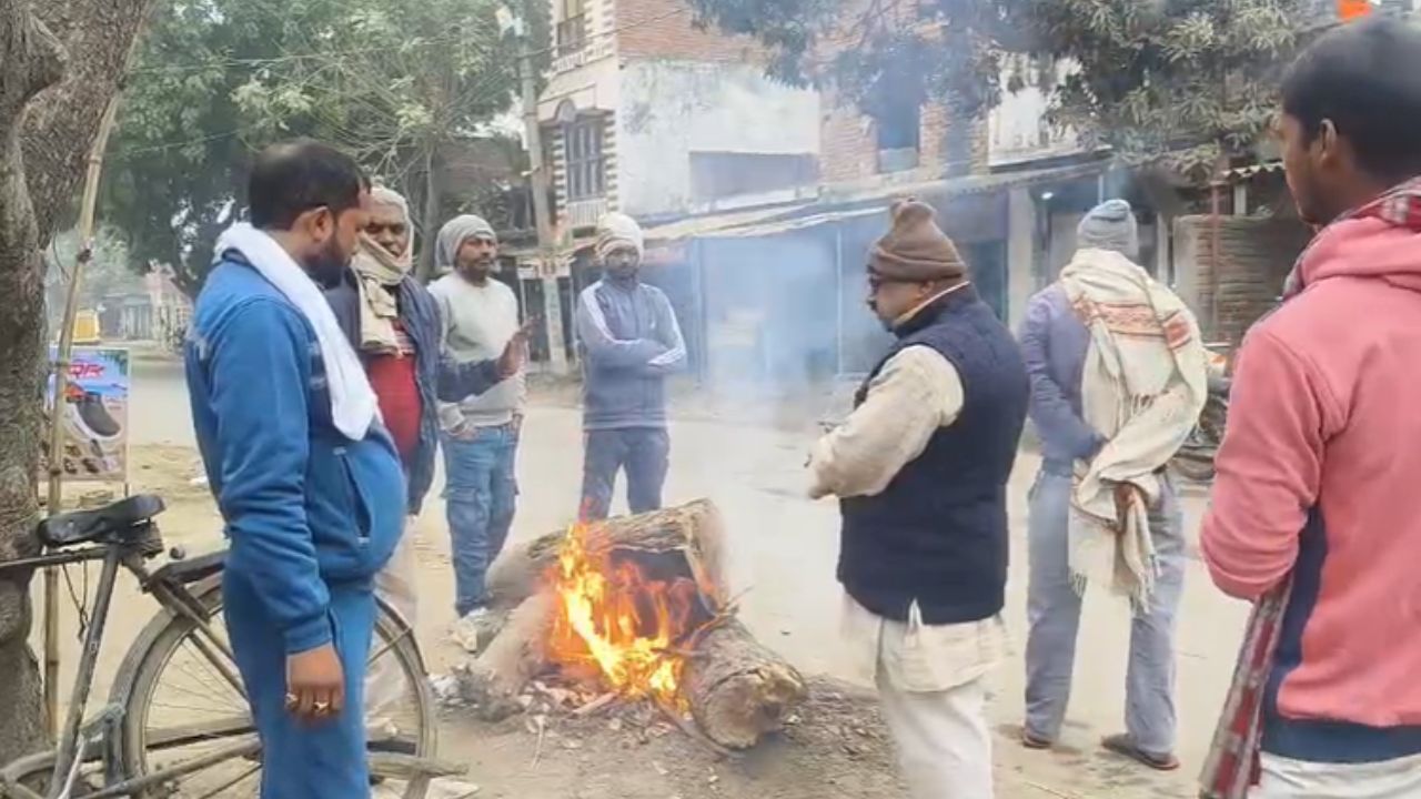 कड़ाके की ठंड में मानवता की मिसाल: समाजसेवियों ने की निःशुल्क अलाव की व्यवस्था, ग्रामीणों को मिली राहत