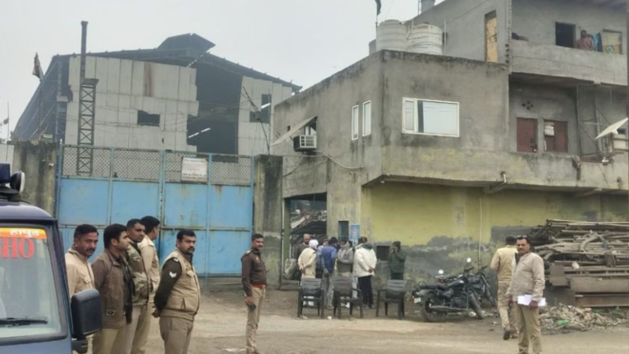 हापुड़ में फैक्टरी हादसा: क्रेन का हुक टूटने से मजदूर की मौत; सुरक्षा इंतजामों पर उठे सवाल