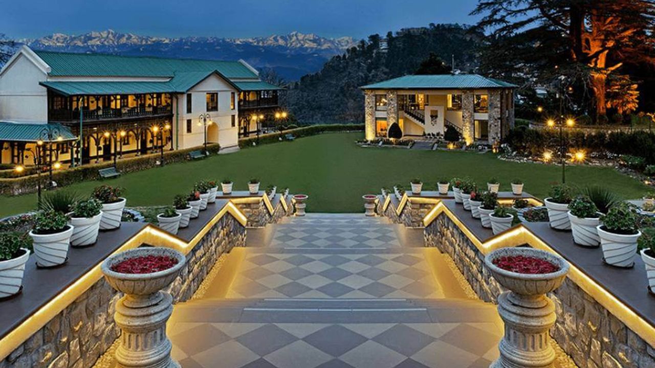 टिकट और होटल की बुकिंग इस सीज़न में पहले से कर लेना बेहतर रहता है, क्योंकि सर्दियों के दौरान घूमने वालों की संख्या बढ़ जाती है। होटल रेट्स और फ्लाइट/ट्रेन टिकट सीज़न के अनुसार ऊपर-नीचे होते रहते हैं। (Img Source: Google)