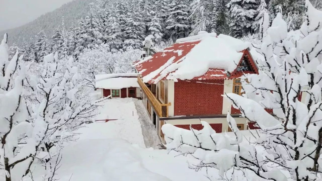 Weather Update: पहाड़ों पर बर्फबारी, उत्तर भारत में ठिठुरने लगे लोग, जानें देशभर के मौसम का हाल
