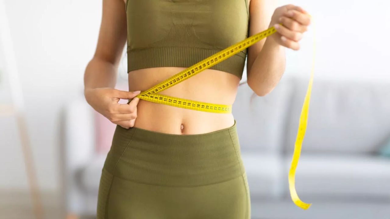 नीम मेटाबॉलिज्म को बढ़ाकर वजन कंट्रोल में मदद करता है। इसमें मौजूद एंटीऑक्सीडेंट्स कैंसर और गंभीर बीमारियों से सुरक्षा प्रदान करते हैं। (फोटो सोर्स- इंटरनेट)    