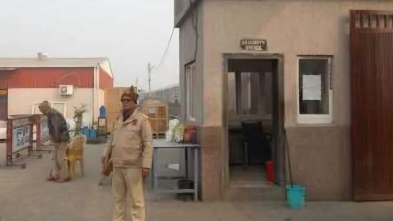 Deoria Industrial Area में Income Tax Raid, गोरखपुर के बड़े कारोबारी की शराब कंपनी पर छापा