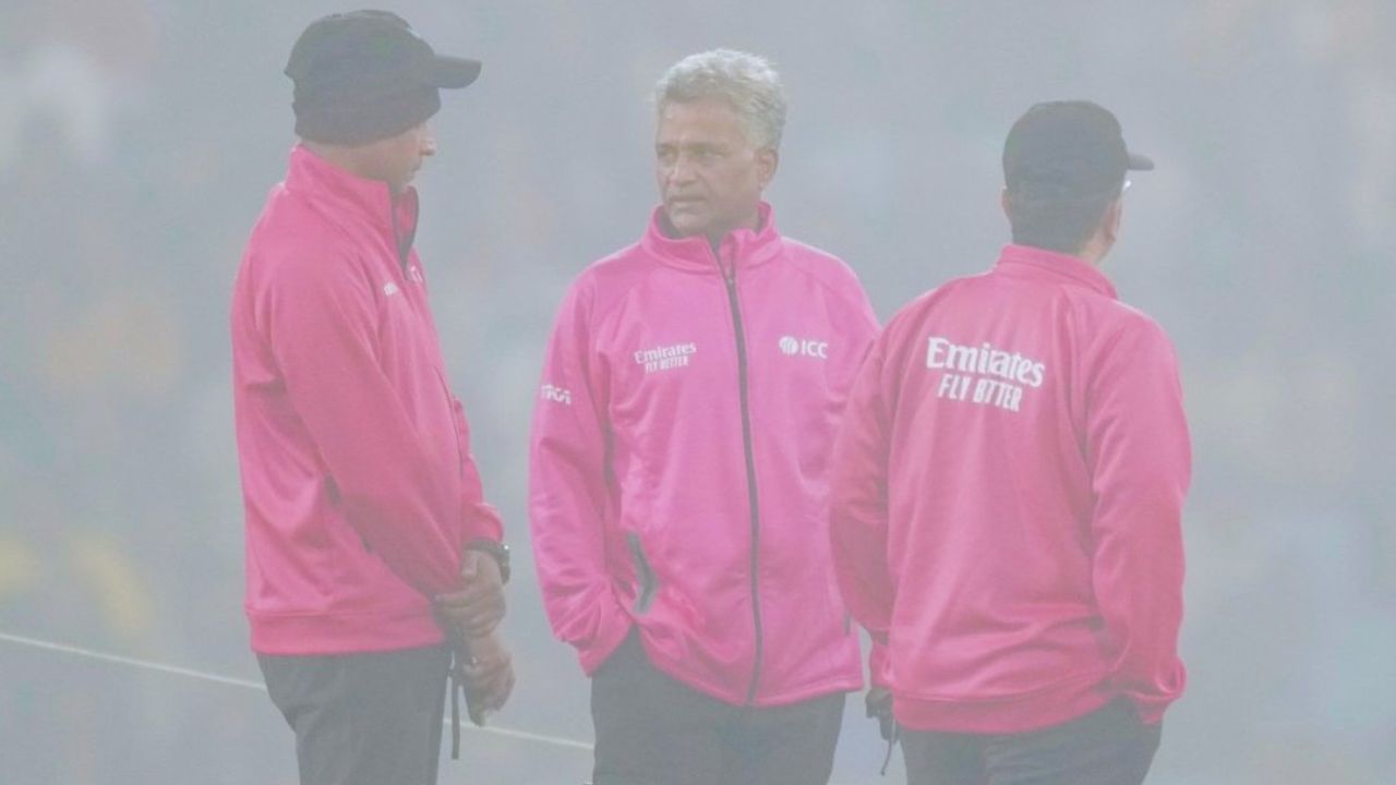 भारत और साउथ अफ्रीका के बीच पांच मैचों की T20 सीरीज़ का चौथा मुकाबला लखनऊ के इकाना क्रिकेट स्टेडियम में खेला जाना था। लेकिन घने कोहरे की वजह से मैच शुरू नहीं हो सका और लंबे इंतज़ार के बाद आयोजकों ने इसे रद्द कर दिया। (Img: X) भारत और साउथ अफ्रीका के बीच पांच मैचों की T20 सीरीज़ का चौथा मुकाबला लखनऊ के इकाना क्रिकेट स्टेडियम में खेला जाना था। लेकिन घने कोहरे की वजह से मैच शुरू नहीं हो सका और लंबे इंतज़ार के बाद आयोजकों ने इसे रद्द कर दिया। (Img: X)