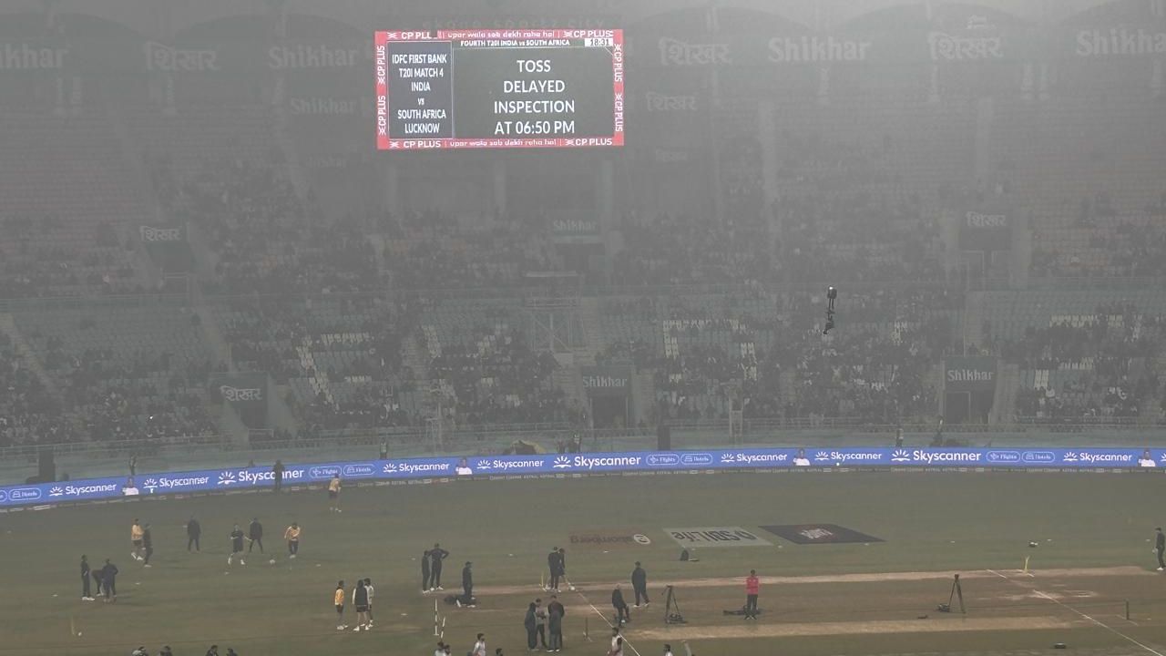 स्टेडियम में मौजूद हजारों दर्शक इस अचानक रद्द होने से बेहद निराश हुए। उन्होंने अपने टिकट के पैसे लौटाने की मांग शुरू कर दी। सोशल मीडिया पर भी इस फैसले को लेकर गुस्से और निराशा की झलक देखी गई। (Img: X) स्टेडियम में मौजूद हजारों दर्शक इस अचानक रद्द होने से बेहद निराश हुए। उन्होंने अपने टिकट के पैसे लौटाने की मांग शुरू कर दी। सोशल मीडिया पर भी इस फैसले को लेकर गुस्से और निराशा की झलक देखी गई। (Img: X)