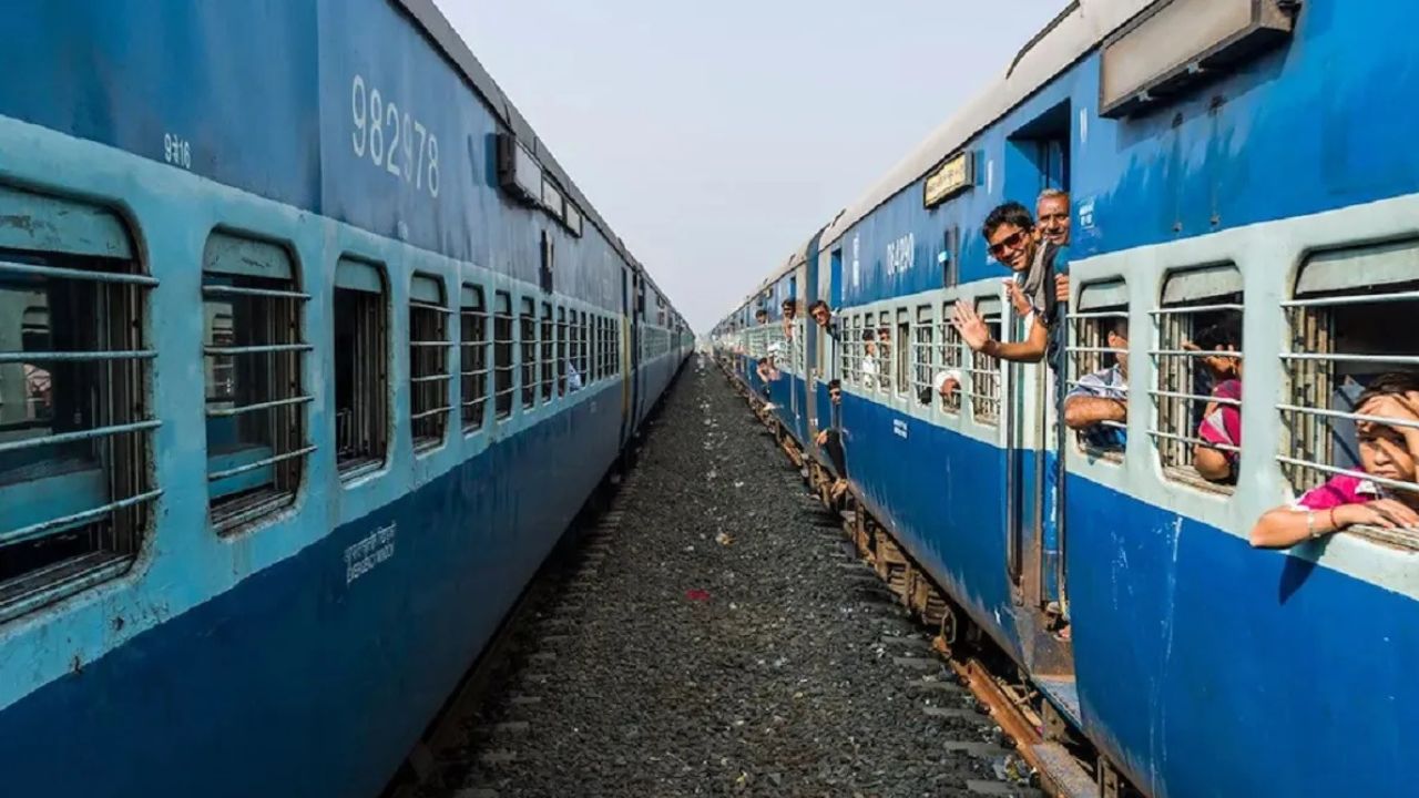 इस फैसले के तहत लोकल ट्रेन सेवाओं, मासिक सीजन टिकट (MST) और 215 किलोमीटर तक की साधारण यात्रा के किराए में कोई बदलाव नहीं किया गया है। इसके अलावा AC MEMU और DEMU ट्रेनों को भी किराया वृद्धि से बाहर रखा गया है। (Img: Google)