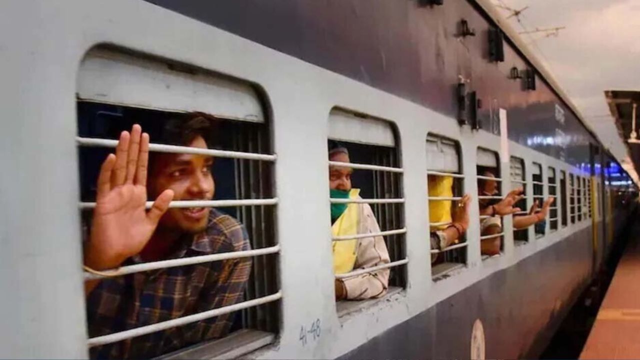 रेल मंत्रालय का कहना है कि बीते वर्षों में रेलवे के बुनियादी ढांचे, सुरक्षा और सेवाओं में बड़ा निवेश किया गया है। कर्मचारियों और पेंशन पर होने वाला खर्च लगातार बढ़ा है। वर्तमान में कर्मचारियों पर 1.15 लाख करोड़ रुपये और पेंशन पर करीब 60,000 करोड़ रुपये खर्च हो रहे हैं। इन बढ़ते खर्चों को संतुलित करने के लिए किराए में सीमित बढ़ोतरी जरूरी थी। (Img: Google)