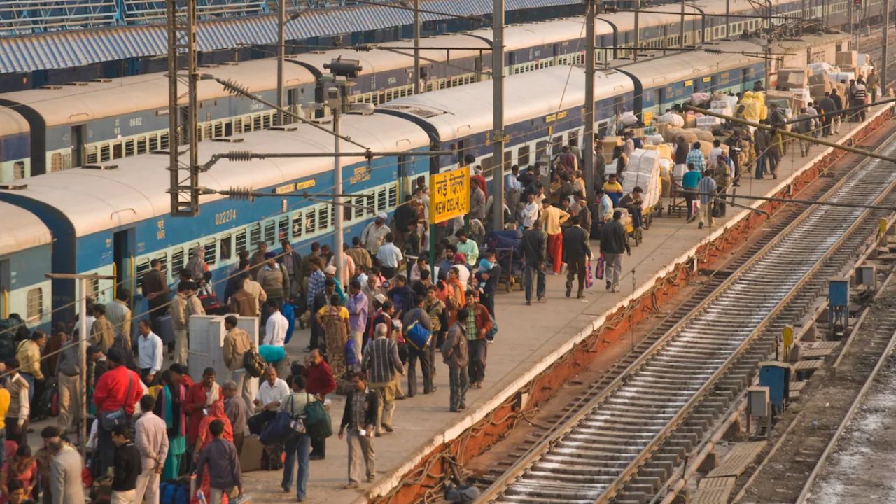 रेलवे न केवल यात्री किराए बल्कि माल ढुलाई और गैर-किराया राजस्व पर भी जोर दे रहा है। स्टेशन परिसरों में बड़े ब्रांड्स को आउटलेट खोलने की अनुमति देकर अतिरिक्त आमदनी बढ़ाने की योजना है। रेलवे का दावा है कि इन उपायों से सेवाओं की गुणवत्ता और सुरक्षा में सुधार होगा। (Img: Google)