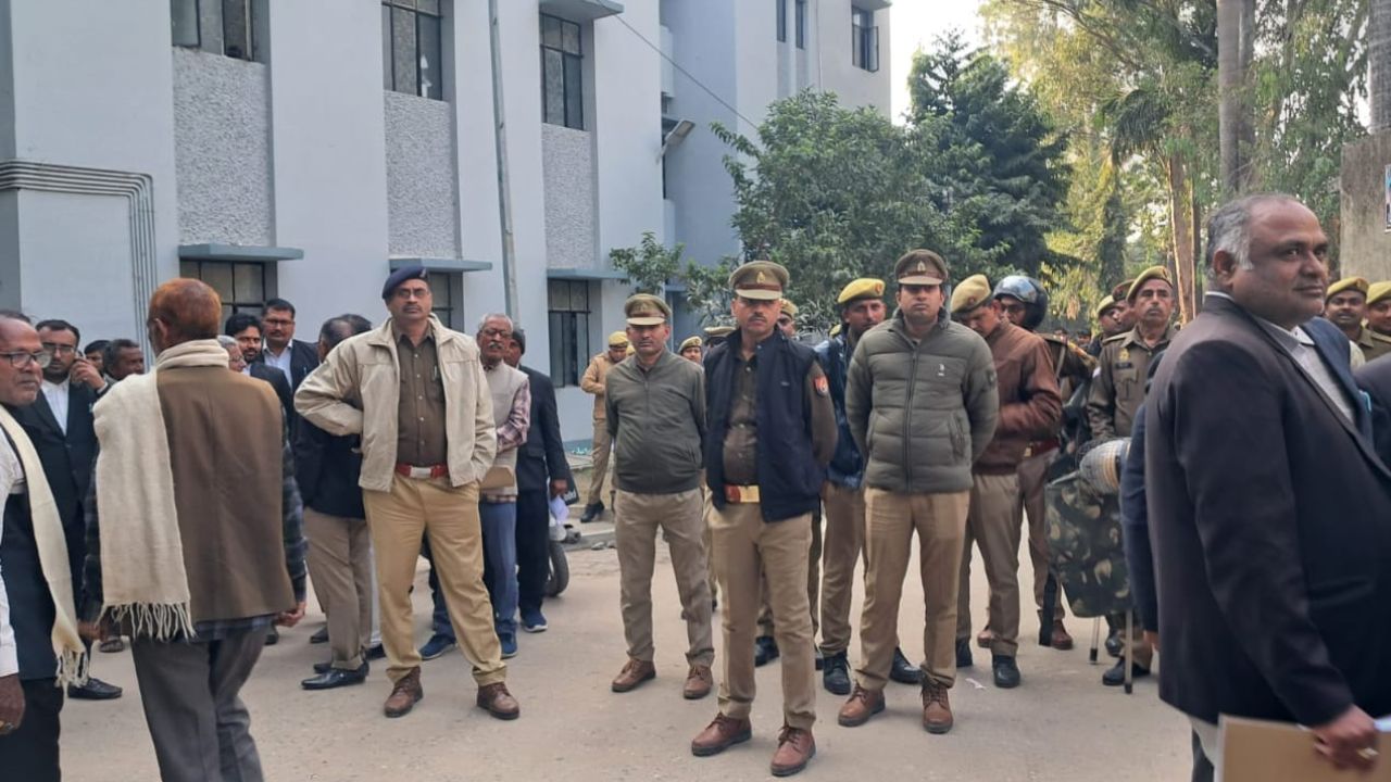 देवरिया में हाई-अलर्ट: पूर्व IPS अमिताभ ठाकुर से 2 घंटे पूछताछ, पुलिस छावनी में तब्दील हुई कोतवाली