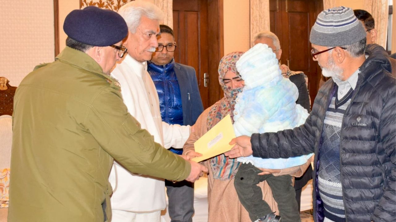 जम्मू-कश्मीर: आतंक से उजड़े परिवारों को सरकार का सहारा, एलजी ने सौंपे 41 नौकरी के अपॉइंटमेंट लेटर