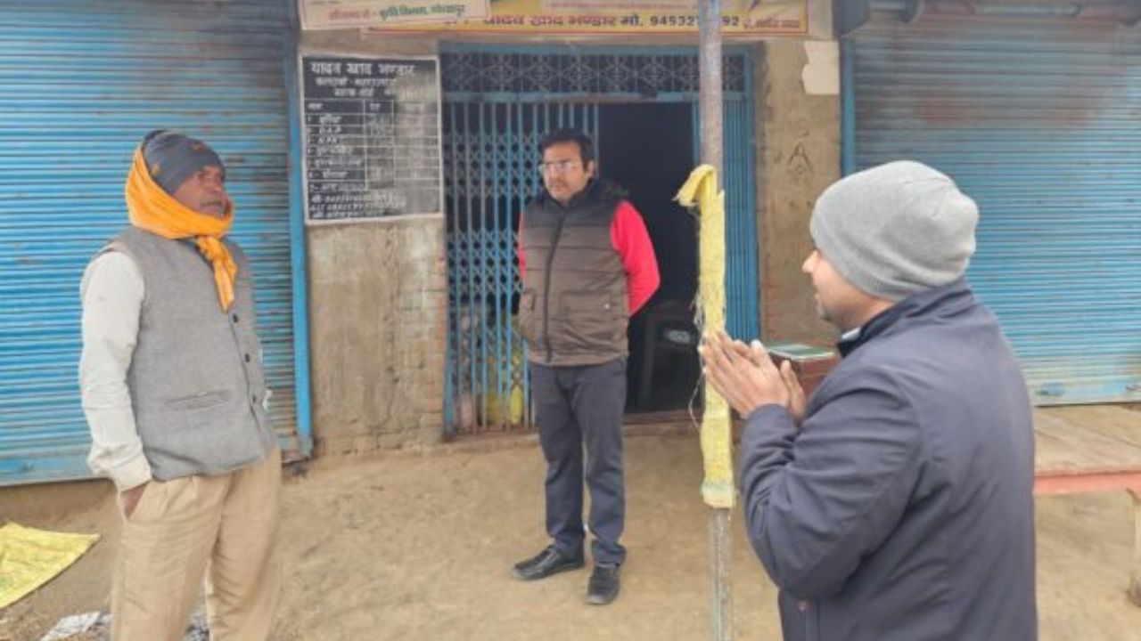 महराजगंज में खाद की दुकानों ताबड़तोड़ छापेमारी से हड़कंप, दुकानें बंद कर के भागे लोग; कई प्रतिष्ठानों को नोटिस